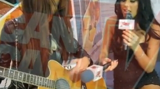 VIDEO Cum se distreaza Daniela Crudu si Bianca Dragusanu in culisele evenimentelor mondene? Una canta la chitara, alta mananca seminte!