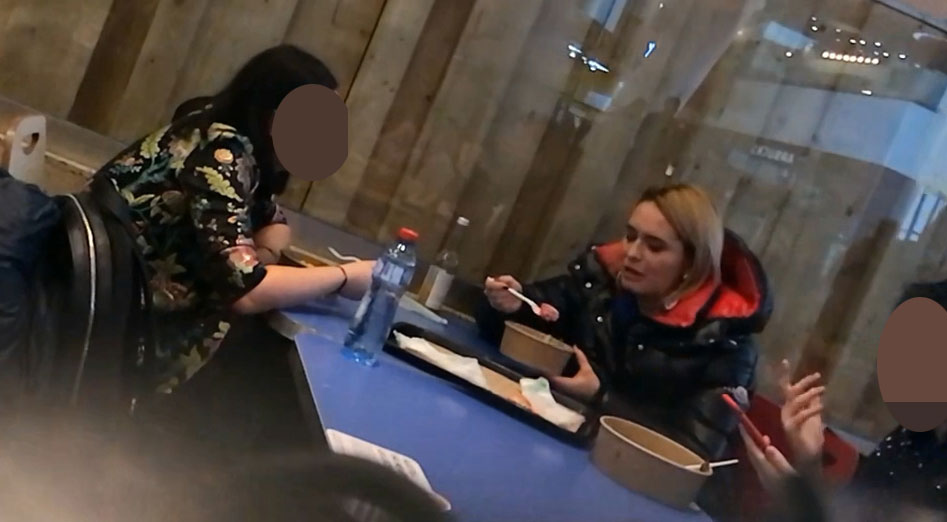 Lipsită de fițe, Andreea Esca a luat prânzul la ”cantina” din mall cu două prietene