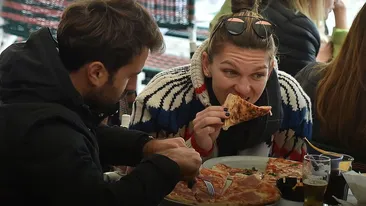Cine e bărbatul cu care a fost fotografiată Simona Halep în vacanţă