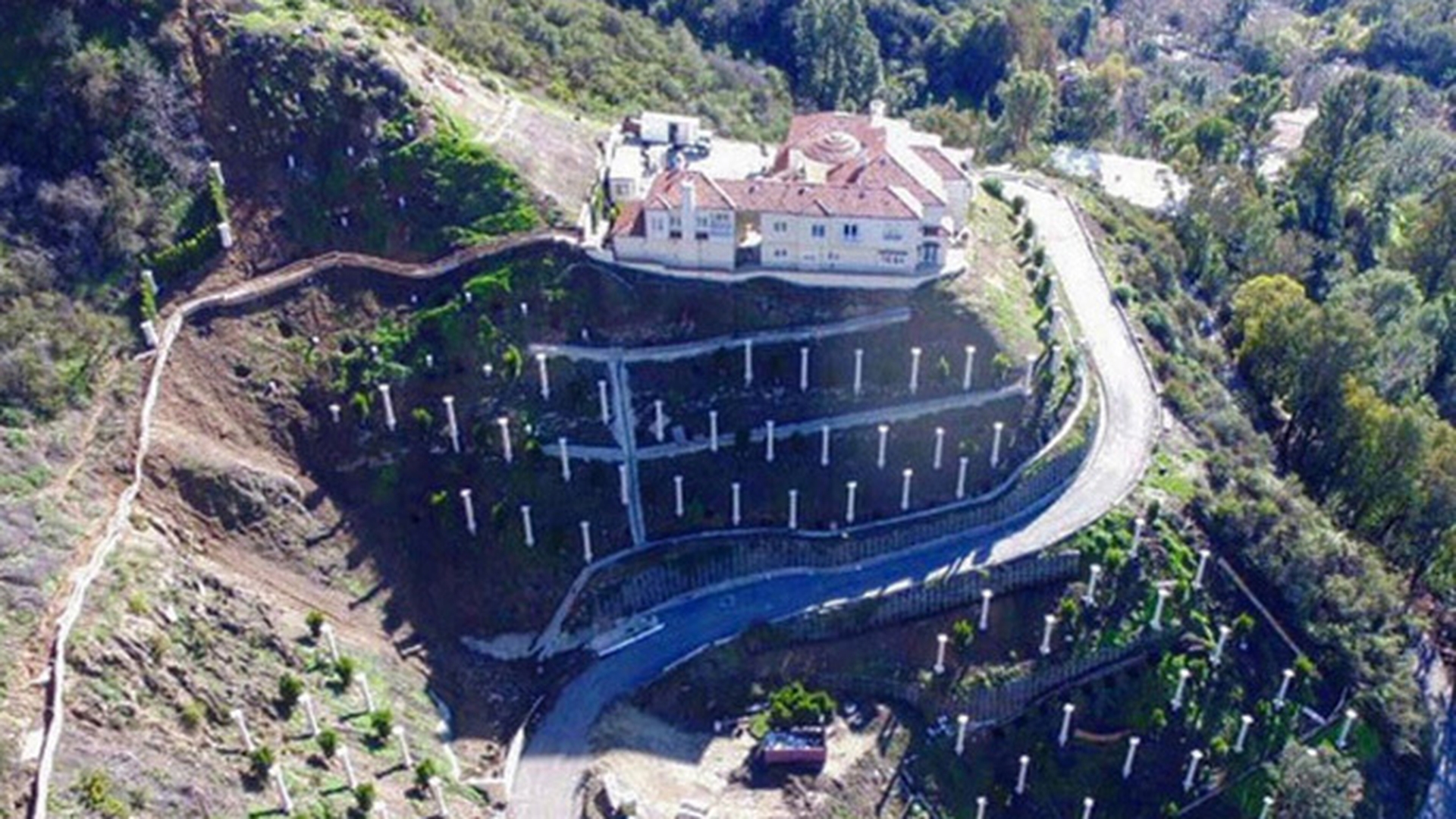 Imagini fabuloase cu cea mai nouă proprietate a designerului Philipp Plein. Castel de 27.000.000 $ pentru celebrul logodnic al româncei Andreea Sasu!