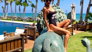 DANIELA CRUDU s-a pozat cu Nea MĂRIN, însă i-a scăpat un detaliu jenant! Costumul de baie al brunetei i-a...