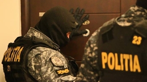 Caz şocant în Bacău! O tânără de 24 de ani a fost săltată de mascaţi pentru că a făcut videochat alături de fiica sa de doar 9 luni