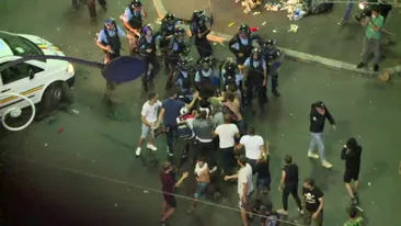 Prima reacție a jandarmeriței după ce a fost bătută de huligani la mitingul diasporei! Ministrul Sănătății: “Nu are coloana ruptă”