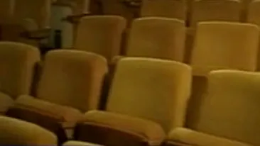 VIDEO Au vrut sa vada o piesa de teatru, dar au ajuns la spital din cauza cuielor din scaune