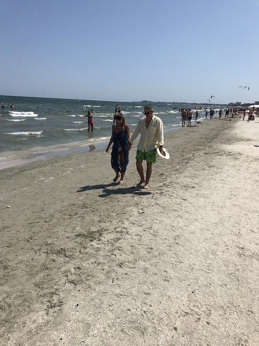 Donjuanul și noua iubită au mers pe malul mării, ținându-se de mână