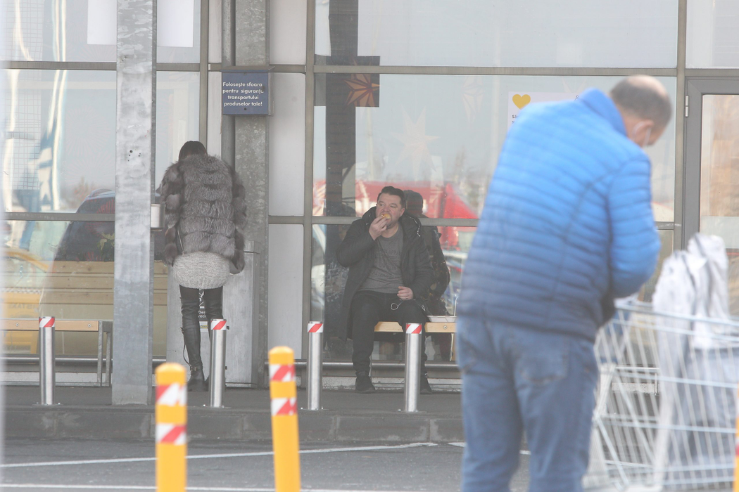 Andrei și Grațiela Duban înfulecă hotdog pe o bancă, la Ikea