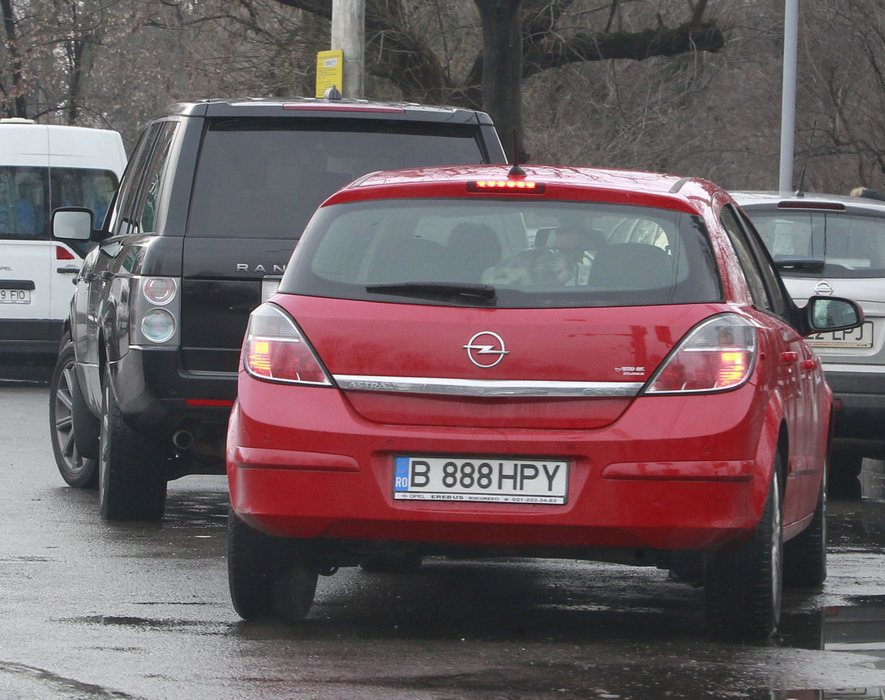 Laura Teodoru se împarte cu brio între cei doi milionari din viaţa ei: actualul iubit - celebrul Stelu ANRP şi fostul partener şi tată al fiicei ei - Adrian Ispravnic.