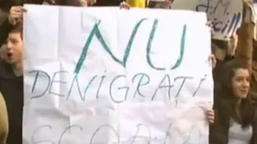 VIDEO Protest spontan la Jean Monnet! Elevele din cauza carora ni s-a pus aceasta eticheta nu ne reprezinta liceul