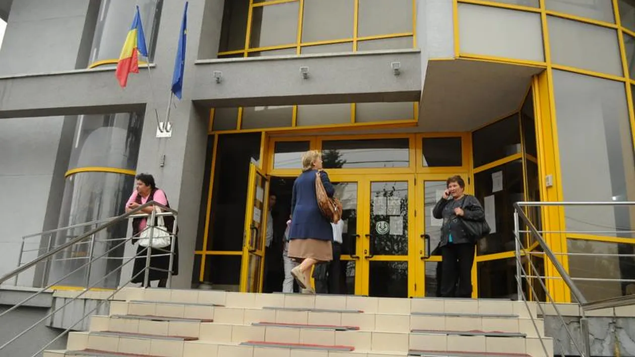 Ion Marius Savin, șeful CJAS Bacău, ia spor lunar 2200 de lei pentru că stă în fața calculatorului