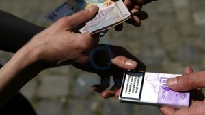 Infracțiunile ”obișnuite” nu se opresc nici în stare de urgență! Un bărbat a fost prins în timp ce vindea țigări de contrabandă pe stradă