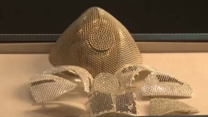 Un designer a creat o masca de protecție care costă 1,5 milioane de dolari! Imediat s-a ivit un cumpărător