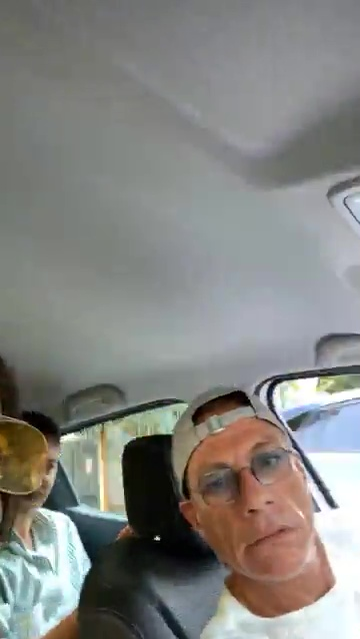 Van Damme ascultă manele în mașină, alături de un grup de clujeni / Sursă foto: captură video Facebook