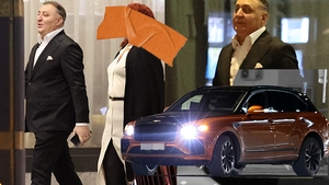 A stat de gardă toată noaptea cât a dat recital Vali Vijelie! Apariție-surpriză în localul în care a cântat manelistul! La final, a luat-o cu Bentley-ul de 250.000 €