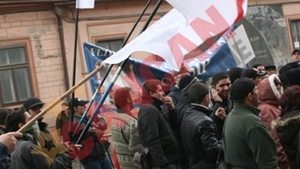 Sindicalistii sibieni au protestat cu steaguri puse in varf de undita