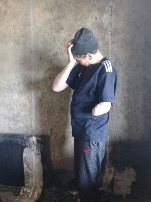 Strigăt de ajutor pentru Andrei, un tânăr mutilat care își crește de mic frații după ce părinții i-au părăsit. Casa le-a luat foc
