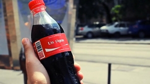 VIRALUL care face ravagii pe internet! "Imparte o Cola cu un tigan" - ce au filmat niste timisoreni cu un telefon mobil