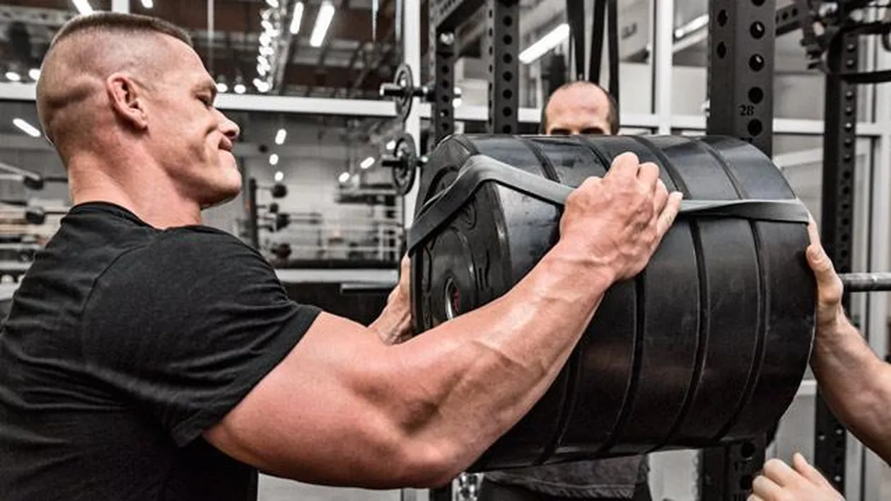 Vrei să arăţi ca JOHN CENA? Acesta e programul de antrenament „secret“ al „uriaşului de fier“