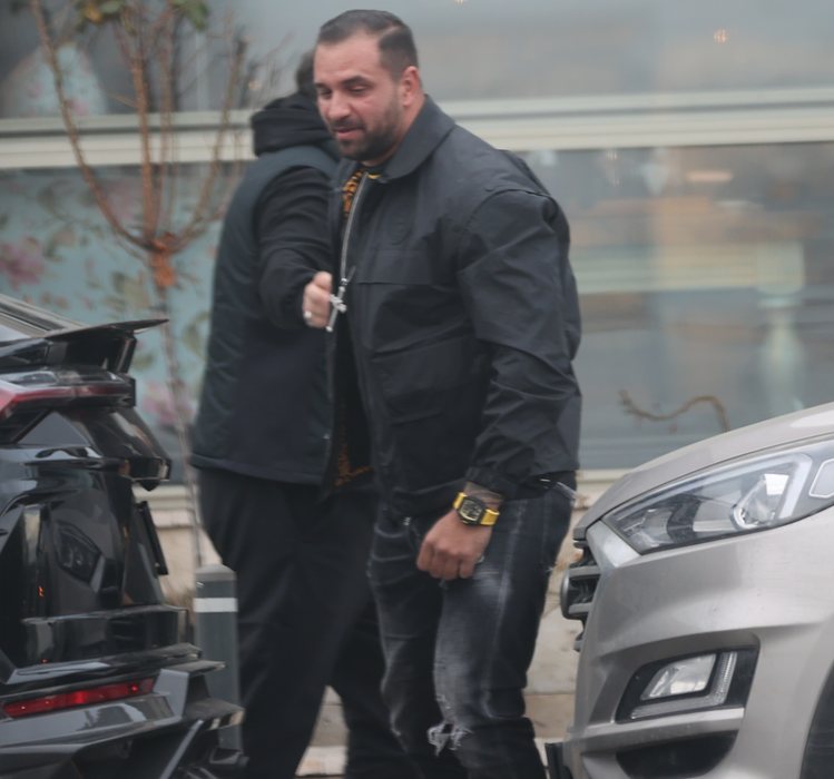 Alex Bodi poartă un ceas Richard Mille de aproximativ 190.000 de euro (Foto: CANCAN.RO)