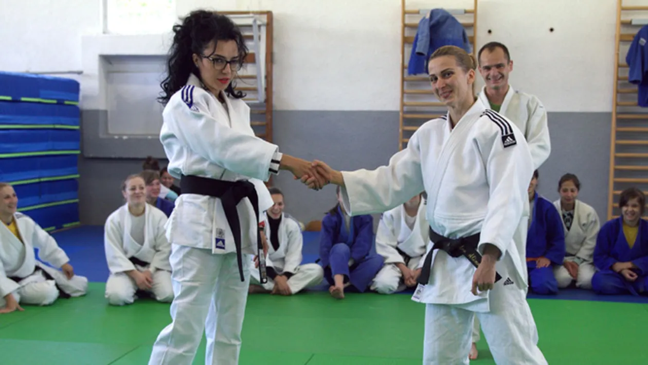 DJ Wanda ia lectii de judo de la campioana Alina Dumitru