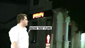 Doamna ministru şi-a recuperat ”nora”.  Bozo şi-a sărutat sexoasa ”la foc automat”!
