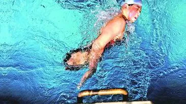 Fetita fara picioare inoata patru ore pe zi