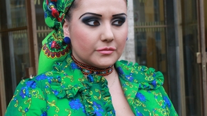 Adevarata fata a Biancai Rus cand da tot machiajul jos! Uite cum o vede iubitul bugetar la iesirea din baie, doar in prosop!