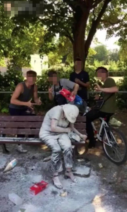 Patru adolescenți au atacat cu ouă și făină o femeie cu dizabilități! Tinerii s-au lăudat pe internet cu fapta lor