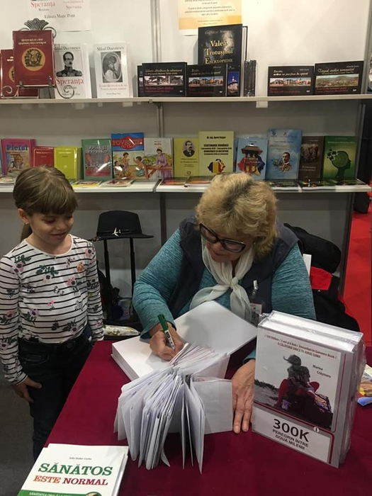 Mariea Cerâșmaru, dând autografe