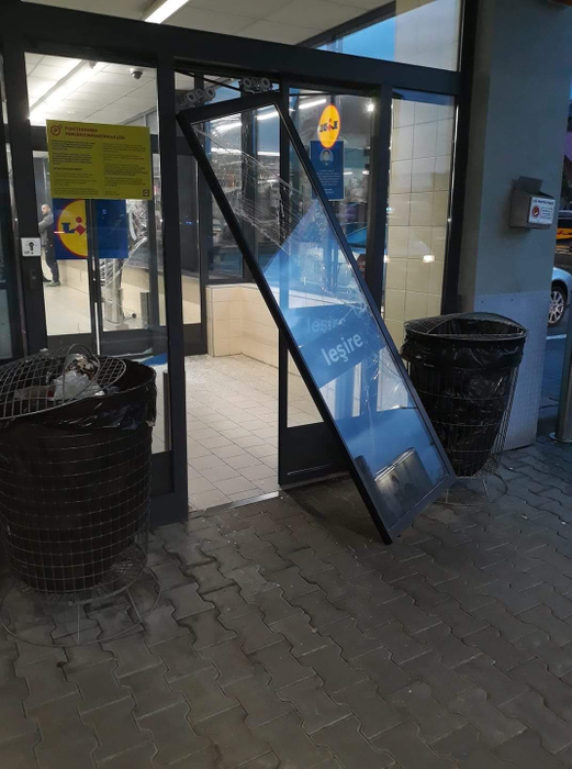 Bătaie cu săbii între două clanuri din Baia Mare! Totul s-a întâmplat în fața unui supermarket