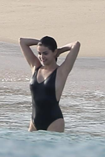 Selena Gomez a apărut în costum de baie. Vei rămâne mut de uimire când vei vedea ce avea în apropierea zonei intime!