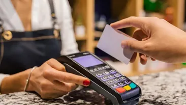 Adio, plată cu cardul și cu telefonul mobil. Care este noua metodă de a achita contactless