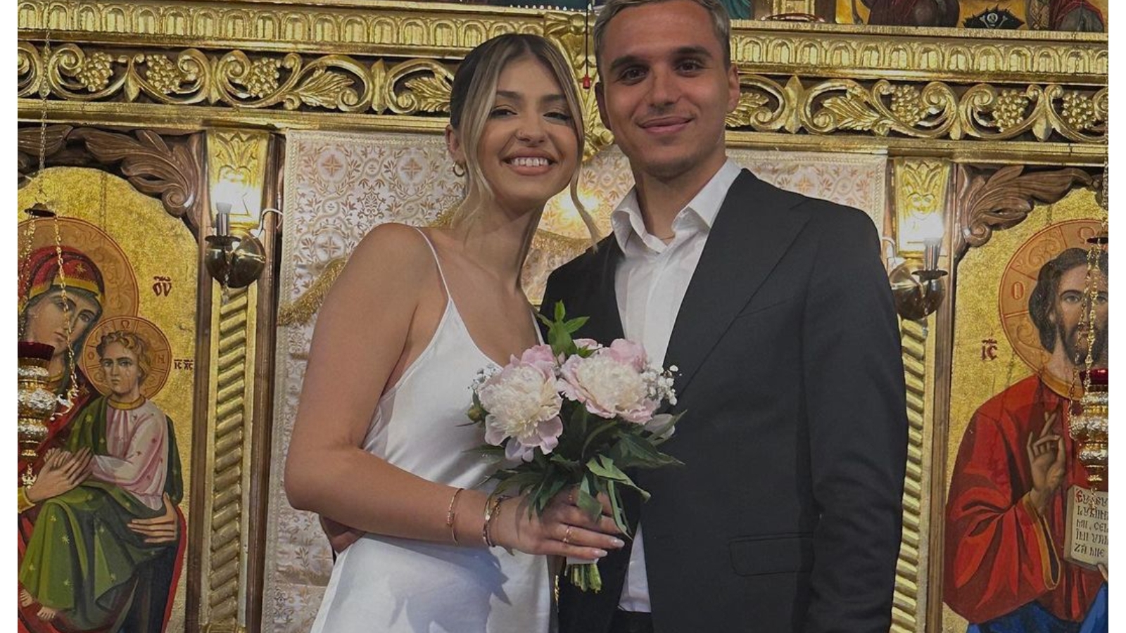 Zi importantă pentru un jucător din echipa națională. Fotbalistul s-a căsătorit religios cu o celebră vloggeriță