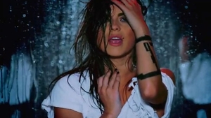 Inna, aproape dezbracata si uda in noul videoclip! Un dansator o mangaie provocator pe sanii goi si ea canta "In Your Eyes"