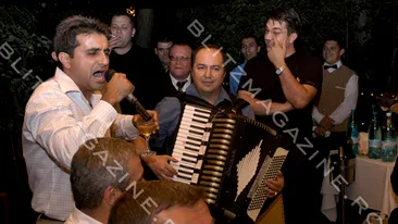 Robert Turcescu, asa cum nu l-ai mai vazut niciodata! Cu paharul de sprit in mana, cantand muzica de petrecere cu un lautar!