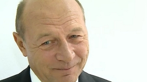 Traian Basescu s-a amuzat copios! Uite ce tricou smecher a primit primul bunic din tara de la echipa "La Maruta"!
