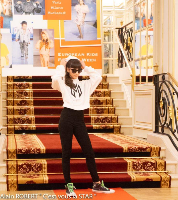 Raisandra a strălucit pe catwalk-ul de la Paris în creațiile unor designeri români! Imagini de colecție cu talentata cântăreață