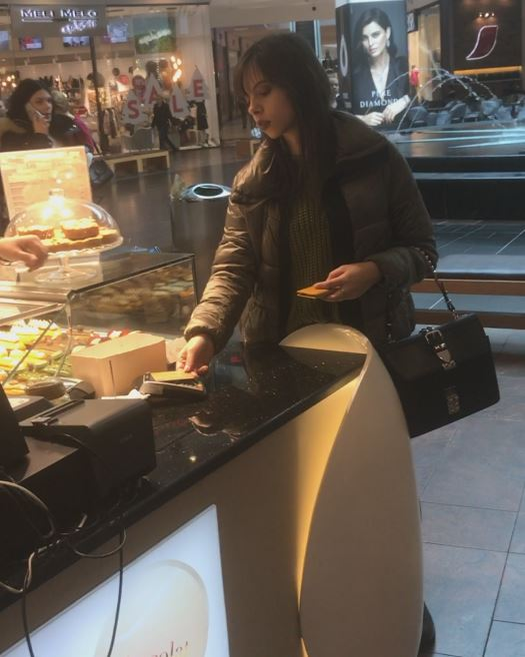 Mara Mareș achită cu cardul prăjiturile cumpărate