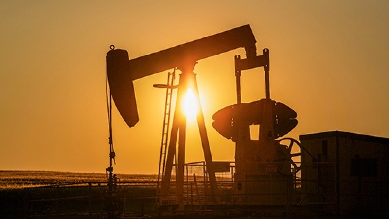 Prețul petrolului scade cu mai mult de 1%