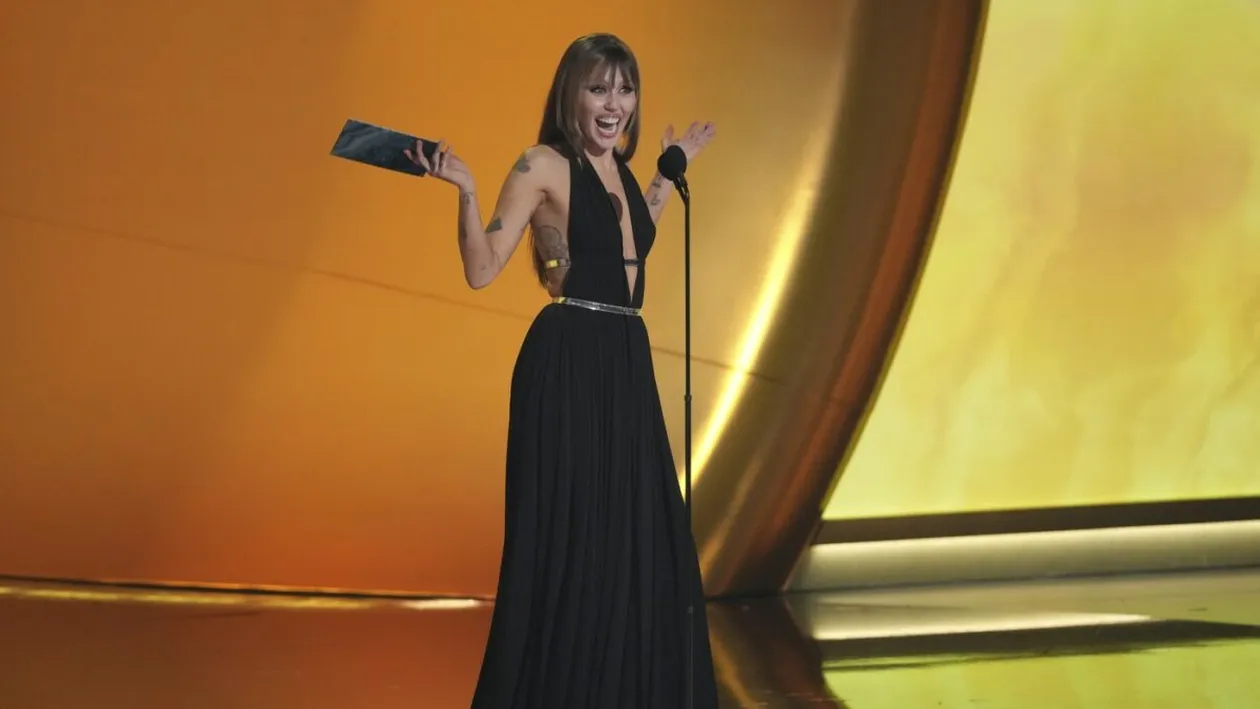 Miley Cyrus și Maxx Morando s-au logodit! Artista, cerută de nevastă cu un inel de 150.000 de dolari