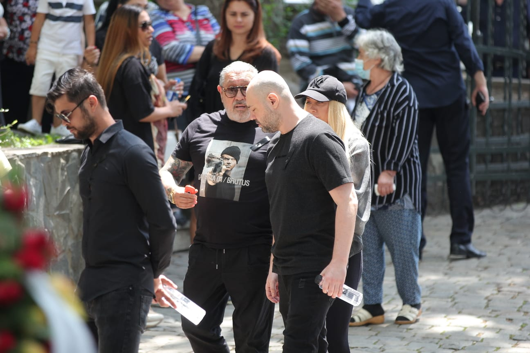 Serghei Mizil, apariţie inedită la înmormântarea lui Costin Mărculescu. Ce mesaj avea scris pe tricou