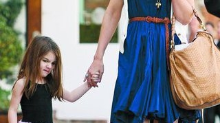 Suri umbla desculta pe strada