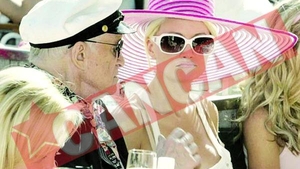 Hefner isi neglijeaza iubitele