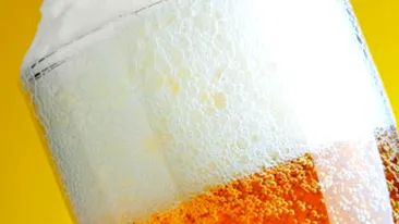 S-a vindecat de cancer fumand si band alcool