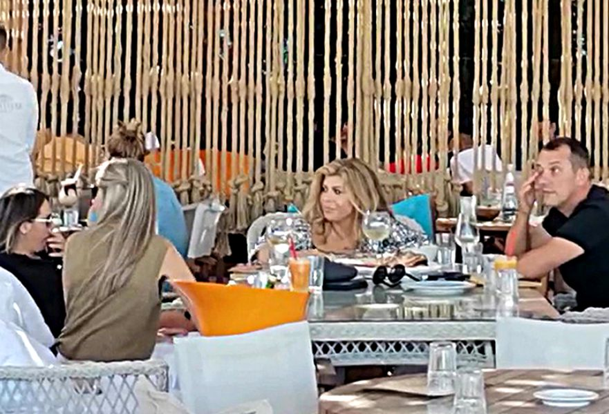 Loredana Groza, de nerecunoscut! Cum au surprins-o paparazzii pe artistă în oraș