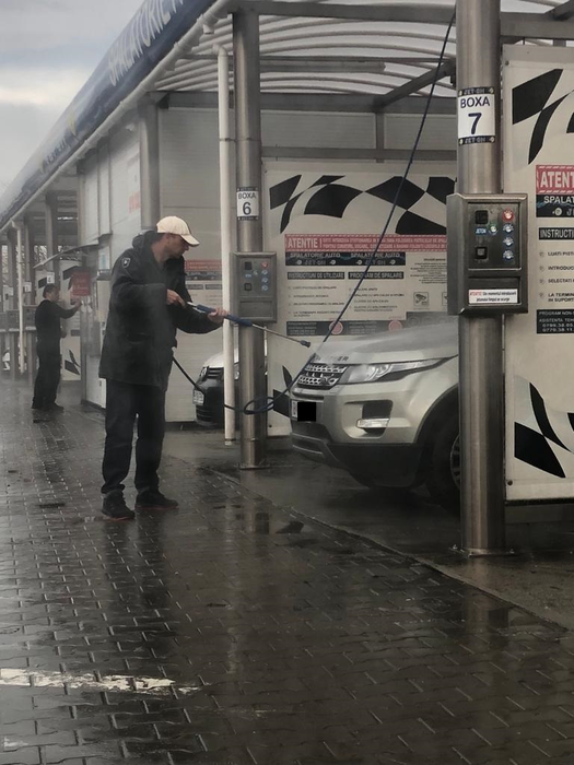 Dan Negru își spală mașina cu simț de răspundere