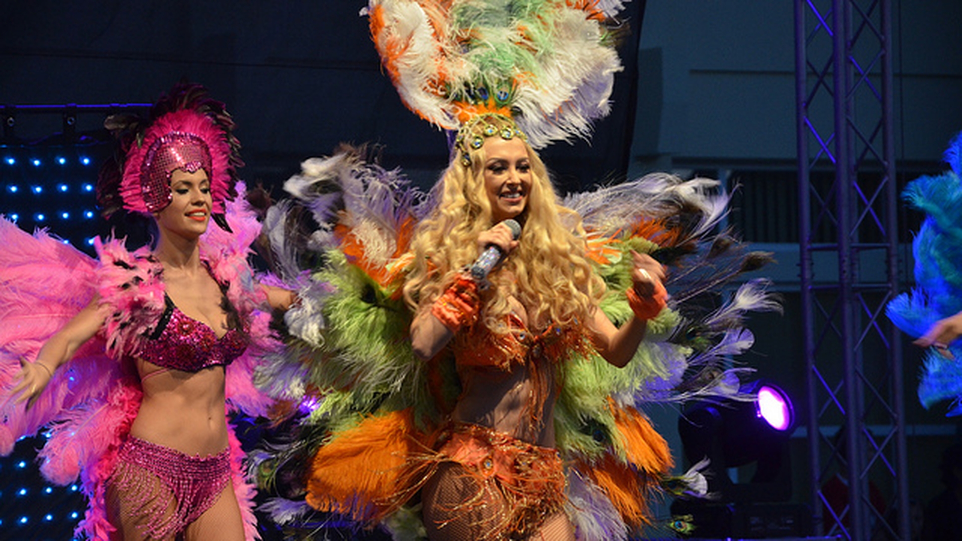 Andreea Balan a confundat Otelul Rosu cu Rio! A aparut pe scena ca o dansatoare de samba, colorata si plina de pene!