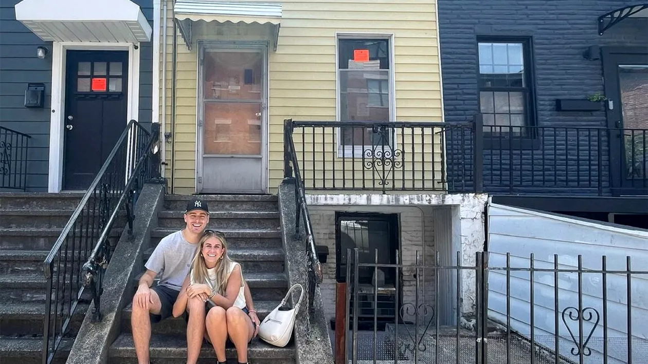 Acești doi iubiți au crezut că au cumpărat casa visurilor lor, însă, la câteva minute după ce s-au mutat, au aflat de ce era atât de ieftină, de fapt