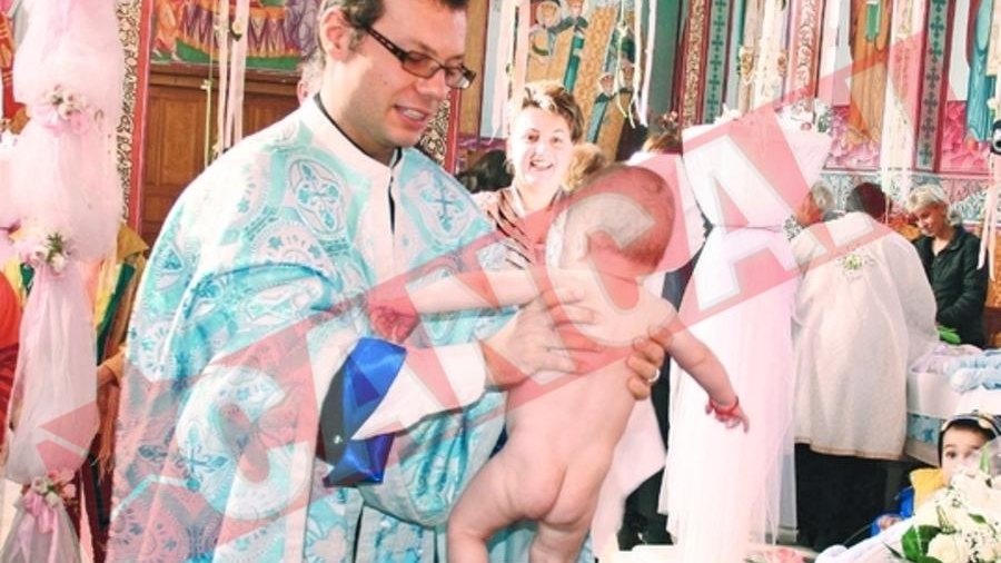 Copila facuta cu bunicul a fost botezata