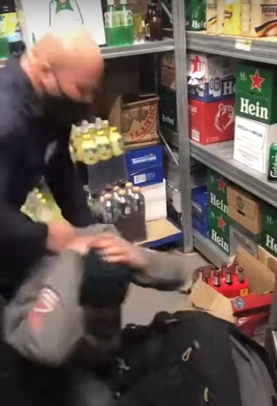 Doi agenți de la SSG au snopit în bătaie un bărbat bănuit că ar fi furat 8 role de cașcaval, dintr-un Mega Image