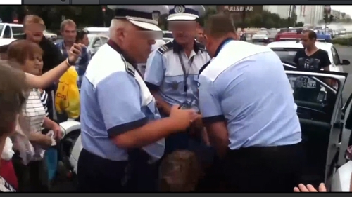 VIDEO! Imagini halucinante surprinse în Capitală, la Unirii! 11 poliţişti s-au luptat să încătuşeze o femeie!